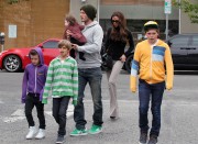 Виктория и Дэвид Бекхэм (David, Victoria Beckham) на ланче с детьми (17 марта 2012) (24xHQ) 012035217155915