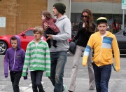 Виктория и Дэвид Бекхэм (David, Victoria Beckham) на ланче с детьми (17 марта 2012) (24xHQ) A783bf217154126