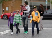 Виктория и Дэвид Бекхэм (David, Victoria Beckham) на ланче с детьми (17 марта 2012) (24xHQ) Be3ba1217153518