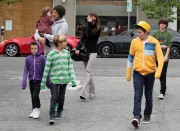 Виктория и Дэвид Бекхэм (David, Victoria Beckham) на ланче с детьми (17 марта 2012) (24xHQ) D88731217155461