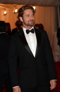 Джерард Батлер (Gerard Butler) Metropolitan Museum of Art's Costume Institute Gala in New York City - May 7, 2012 - 5xHQ D1362a217461153
