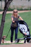 Натали Портман (Natali Portman) and her family take a walk in the park in Austin October 3, 2012 (10xHQ) 19bd76218756246
