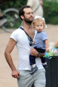 Натали Портман (Natali Portman) and her family take a walk in the park in Austin October 3, 2012 (10xHQ) 6312e0218756302