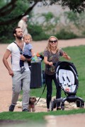 Натали Портман (Natali Portman) and her family take a walk in the park in Austin October 3, 2012 (10xHQ) Ac0313218756756