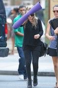 Мэри-Кейт Олсен (Mary-Kate Olsen) Going to Yoga Class in Soho, 21.07.10 - 4хHQ F3d620218759659