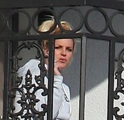 Бритни Спирс (Britney Spears) курит на балконе (12xHQ) 01e0a3218762838