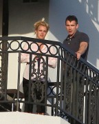 Бритни Спирс (Britney Spears) курит на балконе (12xHQ) 04c9d2218762784
