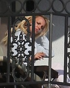 Бритни Спирс (Britney Spears) курит на балконе (12xHQ) 21979a218762896