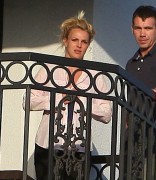 Бритни Спирс (Britney Spears) курит на балконе (12xHQ) 356d42218762804