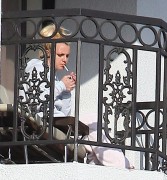 Бритни Спирс (Britney Spears) курит на балконе (12xHQ) B052d6218762912