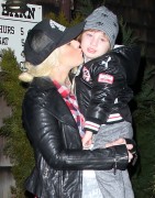 Кристина Агилера (Christina Aguilera) leaving The Barn restaurant in NJ, 01.01. 2012 (11xHQ) 099864221291083