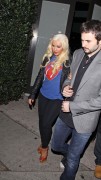 Кристина Агилера (Christina Aguilera) Leaving the Mozza Restaurant in Hollywood, 17.11.11 (6xHQ) 6652b1221291857