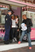 Мелани Браун, Стефен Белафонте (Melanie Brown, Stephen Belafonte) and family out buying a birthday cake in Sydney, 01.09.12 - 36xНQ 908ac5225894037