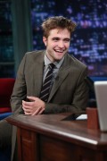 Роберт Паттинсон (Robert Pattinson) Late Night With Jimmy Fallon, 08.11.12 (36xHQ) A1fd16237771004