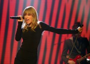Тейлор Свифт (Taylor Swift) 2013-02-21 performs on the Graham Norton Show in London - 7хHQ Ced059243601044
