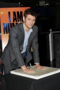 Алекс Петтифер (Alex Pettyfer) Visits Planet Hollywood to have a hand print ceremony and promote his new film  I Am Number Four, New York, 02.07.11 - 14xHQ B1ecf4247629000