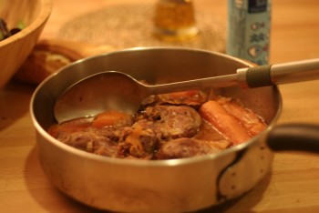 memasak babi rica-rica