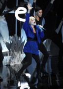 Лэди Гага (Lady Gaga) 2013-08-25 MTV Video Music Awards Performance  Audience (51xHQ) 1b32ee276265183