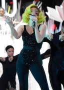 Лэди Гага (Lady Gaga) 2013-08-25 MTV Video Music Awards Performance  Audience (51xHQ) 79a4af276265959