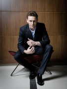 Том Хиддлстон (Tom Hiddleston) на фотосессии для фильма «Тор 2 Царство тьмы» («Thor The Dark World») в Корее (2xHQ) B16c62288234784