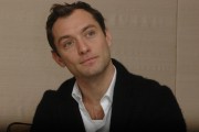 Джуд Лоу (Jude Law) Sherlock Holmes, Photocall, New York City, 11.23.2009 (63xHQ) Be9763288252771