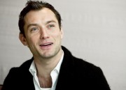 Джуд Лоу (Jude Law) Sherlock Holmes, Photocall, New York City, 11.23.2009 (63xHQ) D69195288253173