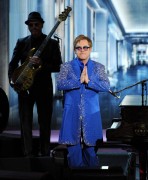 Элтон Джон (Elton John) 65th Annual Primetime Emmy Awards held at Nokia Theatre L.A. Live, Los Angeles - Show,22.09.13 - 24xHQ 8a5e48290799767