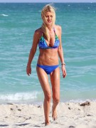 Тара Рид (Tara Reid) Enjoys a beach day with a male friend in Miami (November 24, 2013) (61xHQ) 3cfcc6291361547