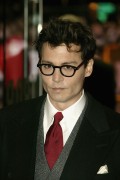 Джонни Депп (Johnny Depp) Finding Neverland Premiere (London, October 17, 2004) (167xHQ) 9814d2293422130