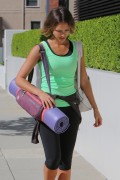 Джессика Альба (Jessica Alba) Going to a yoga class in Los Angeles, 05.04.2015 (27xHQ) 168893402720138