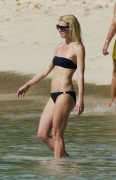 Гвинет Пэлтроу (Gwyneth Paltrow) Bikini on a beach in Barbados, 20.02.2011 (28xHQ) 94be1b402827387