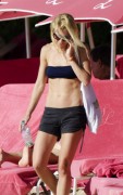 Гвинет Пэлтроу (Gwyneth Paltrow) Bikini on a beach in Barbados, 20.02.2011 (28xHQ) C2b90b402827551