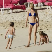 Гвинет Пэлтроу (Gwyneth Paltrow) Bikini on a beach in Barbados, 17.02.2011 (12xHQ) E358fe402827342