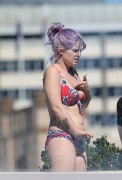 Келли Осборн (Kelly Osbourne) bikini at the beach in Sydney, 27.04.2013 - 121xHQ 136820403767500