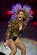 Бейонсе (Beyonce) performing at Glastonbury, 26.06.2011 (134xHQ) 2232b7404114350