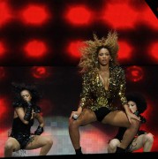 Бейонсе (Beyonce) performing at Glastonbury, 26.06.2011 (134xHQ) 2661bc404114008