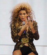 Бейонсе (Beyonce) performing at Glastonbury, 26.06.2011 (134xHQ) 643bff404114188