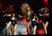 Бейонсе (Beyonce) performing at Glastonbury, 26.06.2011 (134xHQ) 77b510404113957
