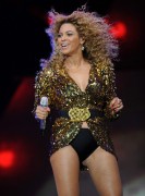 Бейонсе (Beyonce) performing at Glastonbury, 26.06.2011 (134xHQ) B27bb9404113707