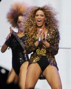 Бейонсе (Beyonce) performing at Glastonbury, 26.06.2011 (134xHQ) D3d0b6404114133
