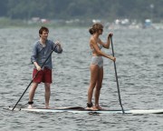 Тейлор Свифт (Taylor Swift) Paddleboarding in Westerly, Rhode Island, 28.07.2013 (29xHQ) 4b951d406655791
