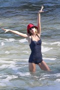 Тейлор Свифт (Taylor Swift) On a beach, Maui, 1.21.2015 (95xHQ) Badcbe406655303