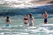 Тейлор Свифт (Taylor Swift) On a beach, Maui, 1.21.2015 (95xHQ) C3938c406654201