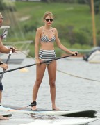 Тейлор Свифт (Taylor Swift) Paddleboarding in Westerly, Rhode Island, 28.07.2013 (29xHQ) D318b2406655788