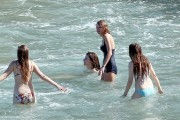 Тейлор Свифт (Taylor Swift) On a beach, Maui, 1.21.2015 (95xHQ) E96c91406655703