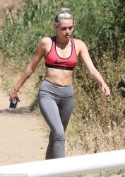 [LQ tag] Miley Cyrus - out for a hike in LA 4/28/15