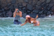 Рианна (Rihanna) White bikini candids in Hawaii, 26.04.2015 - 70xHQ 5c1a2a407758577