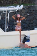 Рианна (Rihanna) White bikini candids in Hawaii, 26.04.2015 - 70xHQ 6a1b33407758376