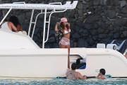 Рианна (Rihanna) White bikini candids in Hawaii, 26.04.2015 - 70xHQ 905ae0407758528