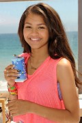 Зендая Коулман (Zendaya Coleman) Shake It Up cast BBQ at the Malibu Beach House, 08.07.2012 - 36xHQ 3cff87408428293